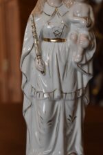 Starožitná porcelánová soška Panny Marie s Ježíškem, žezlem a zlatými korunkami.