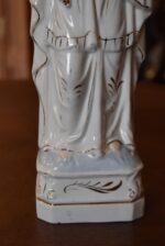 Starožitná porcelánová soška Panny Marie s Ježíškem, žezlem a zlatými korunkami.