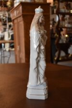 Starožitná porcelánová soška Panny Marie s Ježíškem, žezlem a zlatými korunkami.