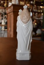 Starožitná porcelánová soška Panny Marie s Ježíškem, žezlem a zlatými korunkami.
