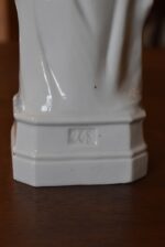 Starožitná porcelánová soška Panny Marie s Ježíškem, žezlem a zlatými korunkami.