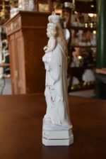 Starožitná porcelánová soška Panny Marie s Ježíškem, žezlem a zlatými korunkami.