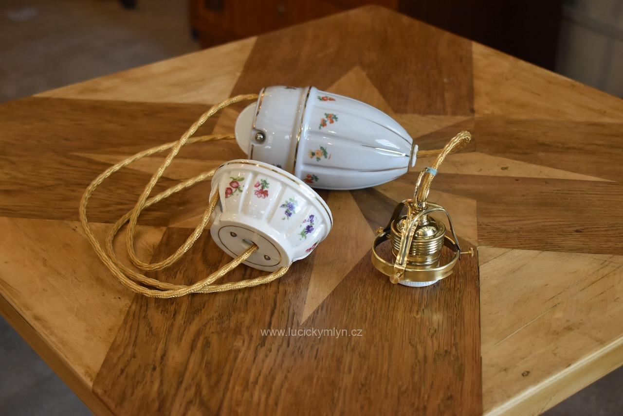 Větší a krásná starožitná stahovačka z bílého porcelánu plasticky ztvárněná a zlatou linkou členěná v horizontálním i vertikálním směru - ojedinělý lustřík z bohatšího prostředí v období secese Starožitná porcelánová secesní stahovačka se zlatými linkami a kanelovaným porcelánovým vejcem.