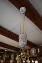 Starožitná porcelánová secesní stahovačka se zlatými linkami a kanelovaným porcelánovým vejcem.