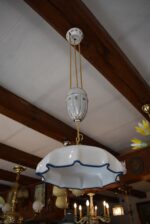 Starožitná porcelánová secesní stahovačka se zlatými linkami a kanelovaným porcelánovým vejcem.