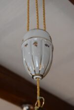 Starožitná porcelánová secesní stahovačka se zlatými linkami a kanelovaným porcelánovým vejcem.