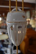 Starožitná porcelánová secesní stahovačka se zlatými linkami a kanelovaným porcelánovým vejcem.