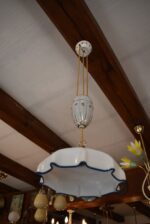 Starožitná porcelánová secesní stahovačka se zlatými linkami a kanelovaným porcelánovým vejcem.