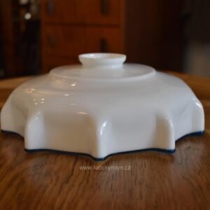 Starožitné mléčně bílé foukané stínidlo na stahovačku se zvlněným okrajem a modrou linkou.