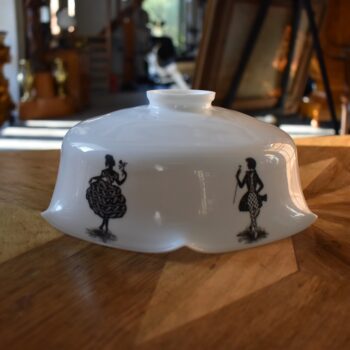 Starožitné stínidlo na stahovačku s malovanými stínovými rokokovými tanečníky.