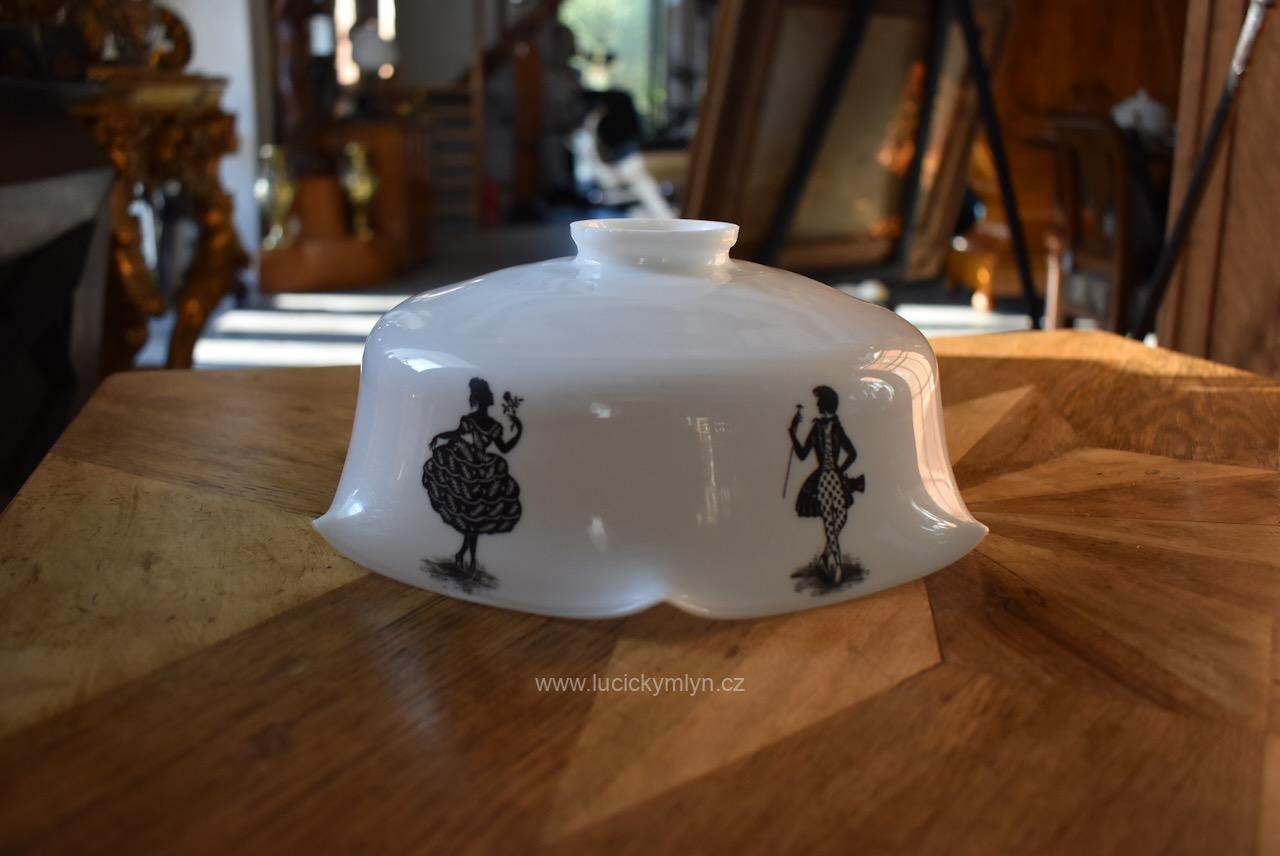 Velmi oblíbený typ starožitného stínidla na stahovačku vzácně okrášlený romanticky malovanými stínovými postavičkami rokokových tanečníků (Kopírovat) Starožitné stínidlo na stahovačku s malovanými stínovými rokokovými tanečníky.