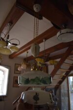 Starožitné stínidlo na stahovačku s malovanými stínovými rokokovými tanečníky.