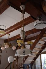 Starožitné stínidlo na stahovačku s malovanými stínovými rokokovými tanečníky.