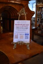 Starožitný mosazný stolní stojan na obraz v historizujícím rokokovém stylu.