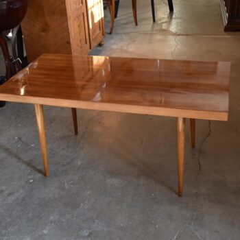 Historický retro konferenční stolek s ořechovou dýhovanou deskou a soustruženými nohami.