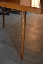 Historický retro konferenční stolek s ořechovou dýhovanou deskou a soustruženými nohami.