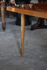 Historický retro konferenční stolek s ořechovou dýhovanou deskou a soustruženými nohami.