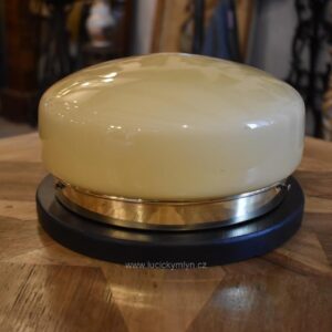 Prvorepublikové kulaté stropní světlo s dřevěnou základnou a mosazným prstencovým pláštěm