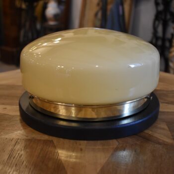 Prvorepublikové kulaté stropní světlo s dřevěnou základnou a mosazným prstencovým pláštěm