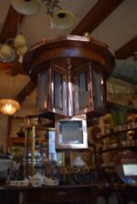 Starožitný modernistický stropní lustr z leštěné mědi a fasetového skla ve tvaru kříže.