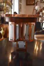 Starožitný modernistický stropní lustr z leštěné mědi a fasetového skla ve tvaru kříže.