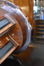 Starožitný modernistický stropní lustr z leštěné mědi a fasetového skla ve tvaru kříže.