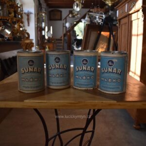 Kolekce 4 historických plechovek SUNAR sušené mléko v prášku Nový Bydžov z 50.–60. let.