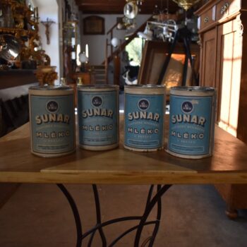 Kolekce 4 historických plechovek SUNAR sušené mléko v prášku Nový Bydžov z 50.–60. let.