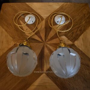 Starožitná párová závěsná světla z mosazi s geometrickými matovými skleněnými koulemi.