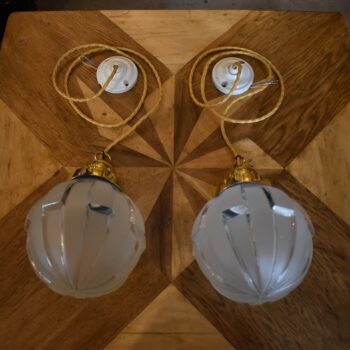 Starožitná párová závěsná světla z mosazi s geometrickými matovými skleněnými koulemi.