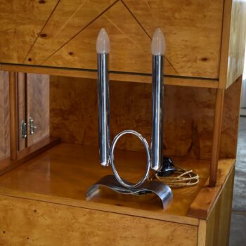 Starožitná funkcionalistická stolní lampička z chromované mosazi se dvěma svícnovými sloupky