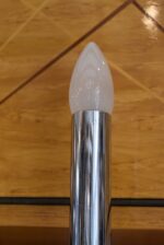 Starožitná funkcionalistická stolní lampička z chromované mosazi se dvěma svícnovými sloupky