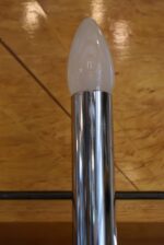 Starožitná funkcionalistická stolní lampička z chromované mosazi se dvěma svícnovými sloupky