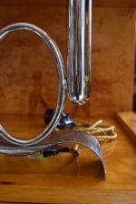 Starožitná funkcionalistická stolní lampička z chromované mosazi se dvěma svícnovými sloupky
