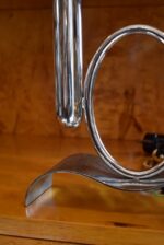 Starožitná funkcionalistická stolní lampička z chromované mosazi se dvěma svícnovými sloupky