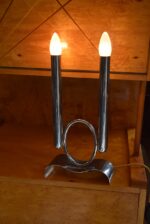 Starožitná funkcionalistická stolní lampička z chromované mosazi se dvěma svícnovými sloupky