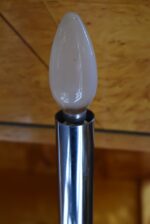 Starožitná funkcionalistická stolní lampička z chromované mosazi se dvěma svícnovými sloupky