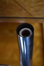 Starožitná funkcionalistická stolní lampička z chromované mosazi se dvěma svícnovými sloupky