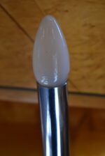 Starožitná funkcionalistická stolní lampička z chromované mosazi se dvěma svícnovými sloupky