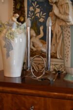 Starožitná funkcionalistická stolní lampička z chromované mosazi se dvěma svícnovými sloupky