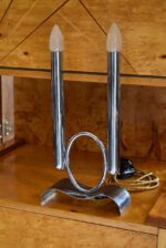 Starožitná funkcionalistická stolní lampička z chromované mosazi se dvěma svícnovými sloupky