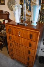 Starožitná funkcionalistická stolní lampička z chromované mosazi se dvěma svícnovými sloupky