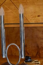 Starožitná funkcionalistická stolní lampička z chromované mosazi se dvěma svícnovými sloupky