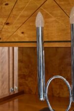 Starožitná funkcionalistická stolní lampička z chromované mosazi se dvěma svícnovými sloupky