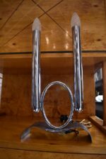 Starožitná funkcionalistická stolní lampička z chromované mosazi se dvěma svícnovými sloupky