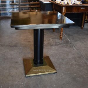 Starožitný stolek Thonet ve stylu Josefa Hoffmanna s mosaznou základnou z let 1905–1910.