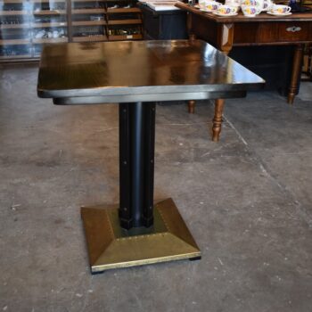 Starožitný stolek Thonet ve stylu Josefa Hoffmanna s mosaznou základnou z let 1905–1910.