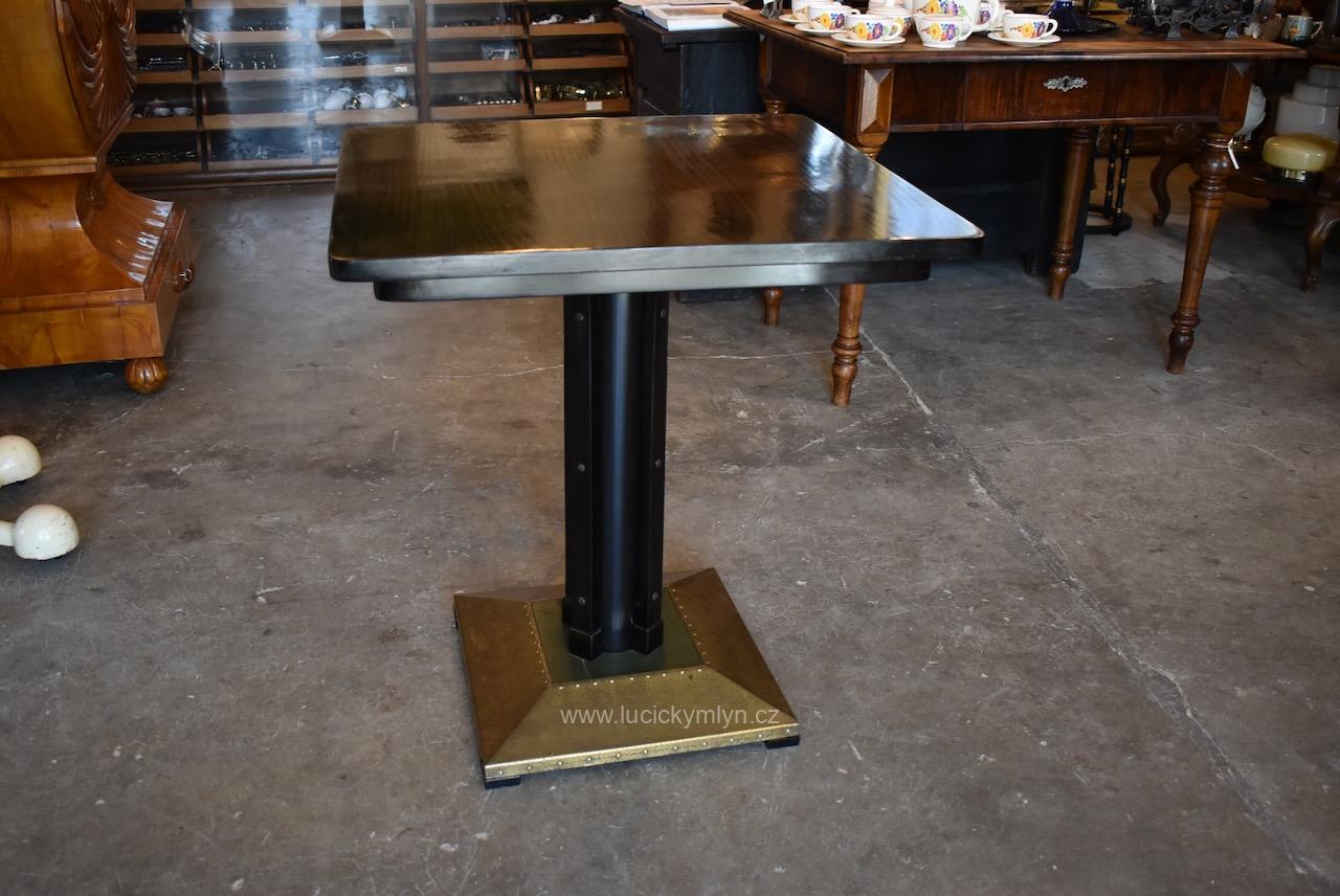 Starožitný stolek značený Thonet s výraznou vrcholně secesní či raně moderní úpravou navrhovaného podstavce v osobitém stylu Josefa Hoffmanna z období mezi lety 1905–1910 (Kopírovat) Starožitný stolek Thonet ve stylu Josefa Hoffmanna s mosaznou základnou z let 1905–1910.