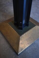 Starožitný stolek Thonet ve stylu Josefa Hoffmanna s mosaznou základnou z let 1905–1910.