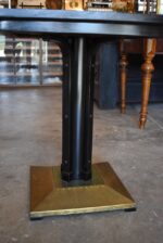 Starožitný stolek Thonet ve stylu Josefa Hoffmanna s mosaznou základnou z let 1905–1910.